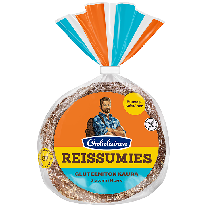 Una confezione di pane senza glutine Fazer Oululainen Reissumies Gluten-Free Oat bread, prodotto con avena finlandese, in una confezione trasparente con accenti arancioni, blu e bianchi e l'illustrazione di un uomo con uno zaino in spalla.