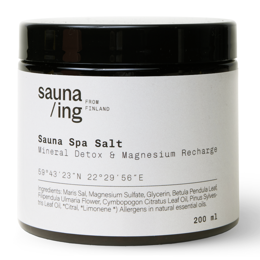 Un barattolo nero da 200 ml di Sauna Spa Salt di sauna/ing presenta un'etichetta bianca con i dettagli del prodotto e gli ingredienti: ideale per un bagno disintossicante o un rilassante pediluvio.