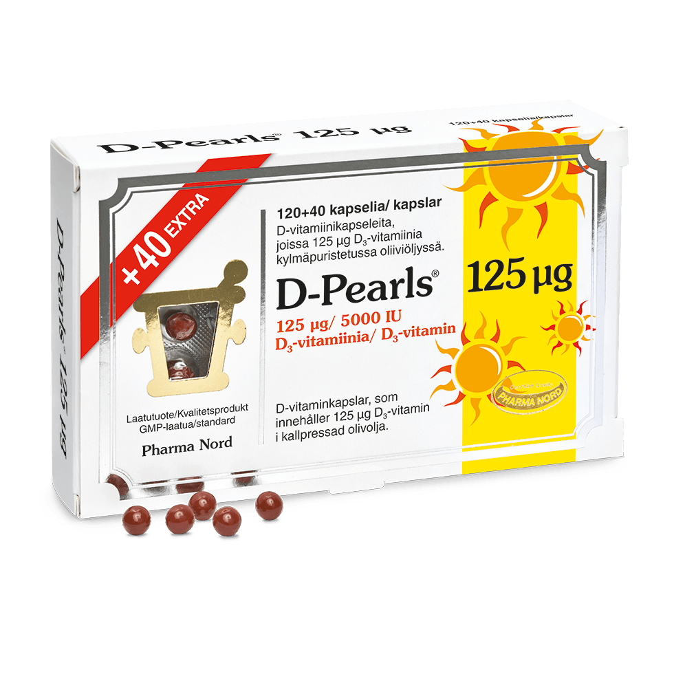 Una confezione di Pharma Nord D-Pearls 125 microgrammi di vitamina D3 presenta un'immagine raffigurante il sole, etichette in finlandese e piccole capsule marroni sul davanti. La confezione riporta la dicitura "120+40 capsule extra" e contiene olio d'oliva spremuto a freddo.