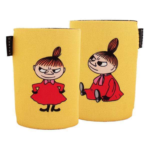 Emendo Moomin Cooler Little My: due custodie in neoprene giallo con le illustrazioni di Emendo raffiguranti Little My, una bambina con i capelli castani raccolti in uno chignon e un vestito rosso, in piedi con le braccia sui fianchi o seduta con aria maliziosa.