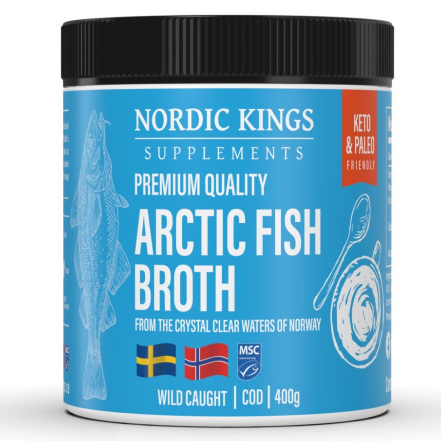 Un contenitore blu con l'etichetta Nordic Kings Fish Broth, 400 g, riporta le bandiere svedese e norvegese, il marchio MSC che certifica la pesca sostenibile del merluzzo, icone relative alla pesca sostenibile e simboli che indicano la presenza di proteine biodisponibili adatte alle diete chetogenica e paleo.