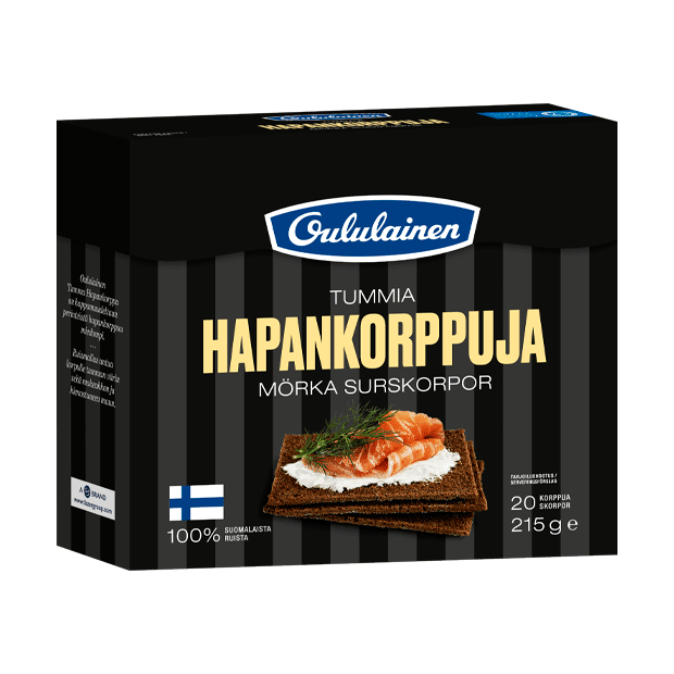 Una confezione di Oululainen Rye Crisp di Oululainen presenta sul davanti un cracker ricoperto di salmone e aneto. Questo snack ricco di fibre è confezionato in una scatola nera con scritte bianche e marroni e la bandiera finlandese.