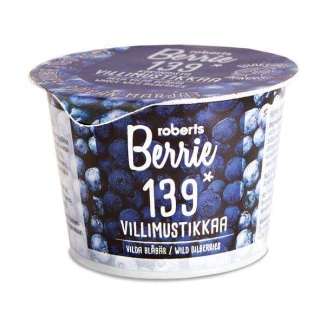 Una coppetta di yogurt Roberts Berrie Berrie Wild Bilberry, ricco di antociani, è accompagnata da un'etichetta blu e bianca che raffigura bacche selvatiche nordiche e un testo bilingue finlandese-inglese.