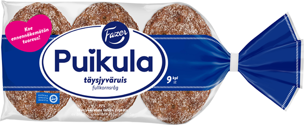 Een verpakking van Fazer Puikula volkoren roggebrood van Fazer toont negen ronde sneetjes door de doorzichtige verpakking, met een blauw-wit Fins etiket en een roze hartje als accent.