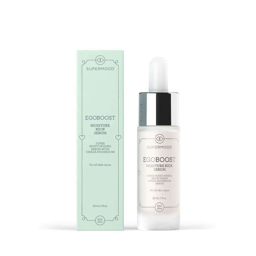 Supermood Egoboost Moisture Kick Serum van Supermood wordt getoond in een doorzichtige fles met een witte druppeldop en een minimalistisch etiket, naast de lichtgroene doos. Dit hydraterende serum bevat Finse Chaga-paddenstoel.