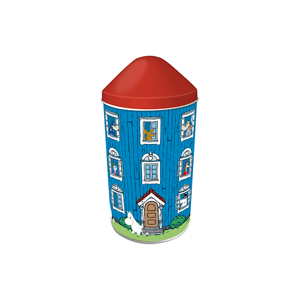 De Fazer Moomin Fudge Tin is een blauw cilindervormig blik in de vorm van een huisje met een rood dakdeksel en Moomin-figuren, gevuld met Fazer's romige Finse karamelfudge.