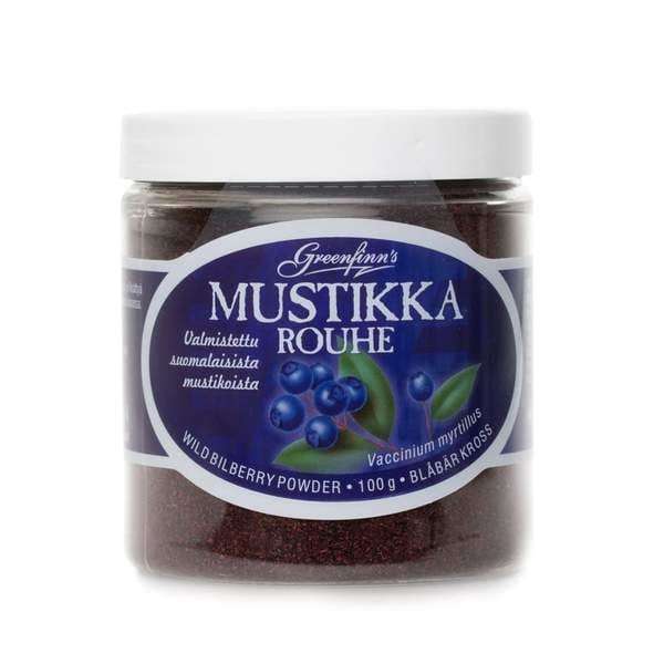 Een doorzichtige plastic pot met Greenfinn's Bilberry Powder met een wit deksel. Op het etiket staan afbeeldingen van bosbessen en tweetalige tekst. De pot bevat 100 g poeder gemaakt van Finse wilde bosbessen. Merk: Greenfinn's.