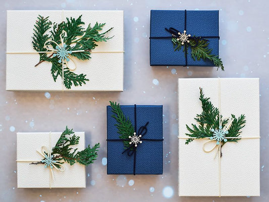 Cadeaux de Noël bleus et blancs avec des branches d'épicéa