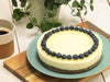 Cheesecake chetogenica al limone con frutti di bosco su un piatto