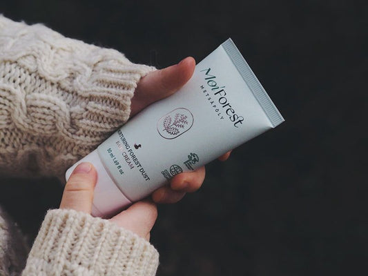 Una persona con in mano la crema Moi Forest