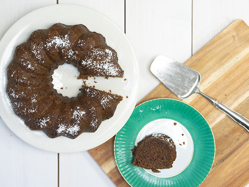 Vegan and gluten-free date cake from quinoa