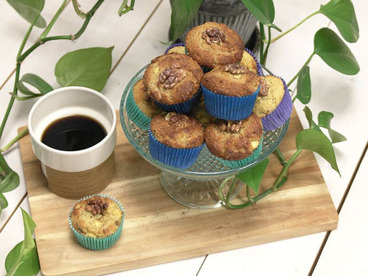 Muffin chetogenici alle mele e noci serviti con caffè nero