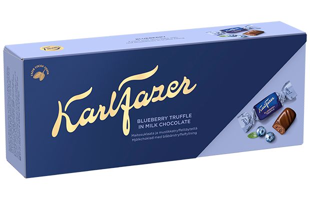 Una scatola rettangolare blu di praline al tartufo e mirtilli Fazer presenta scritte dorate e bianche, il logo Fazer, immagini di fave di cacao e immagini di cioccolatini finlandesi incartati con un pezzo tagliato che rivela il ripieno al tartufo e mirtilli.