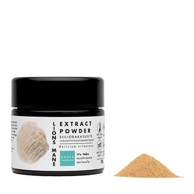 Un petit pot de poudre d'extrait KÄÄPÄ Mushrooms de crinière de lion KÄÄPÄ Mushrooms , avec un couvercle noir et une étiquette blanche comportant du texte et une image de champignon, est posé à côté d'un tas de poudre brun clair sur un fond blanc, mettant en avant la concentration et les bêta-glucanes.