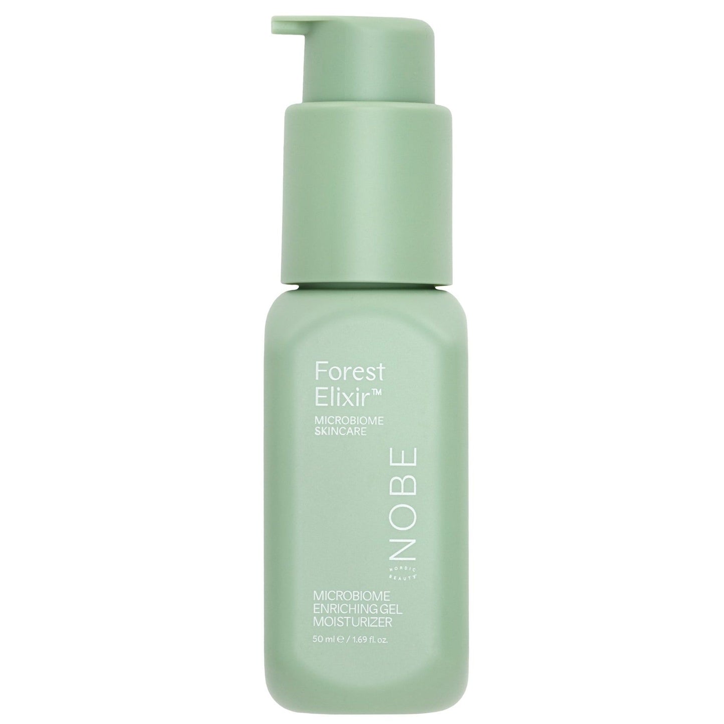 Una bottiglia verde chiaro con un erogatore etichettato NOBE Nordic Beauty Elixir® Microbiome Enriching Gel Moisturizer, contenente estratto di microbioma forestale, è posizionata in verticale su uno sfondo bianco.