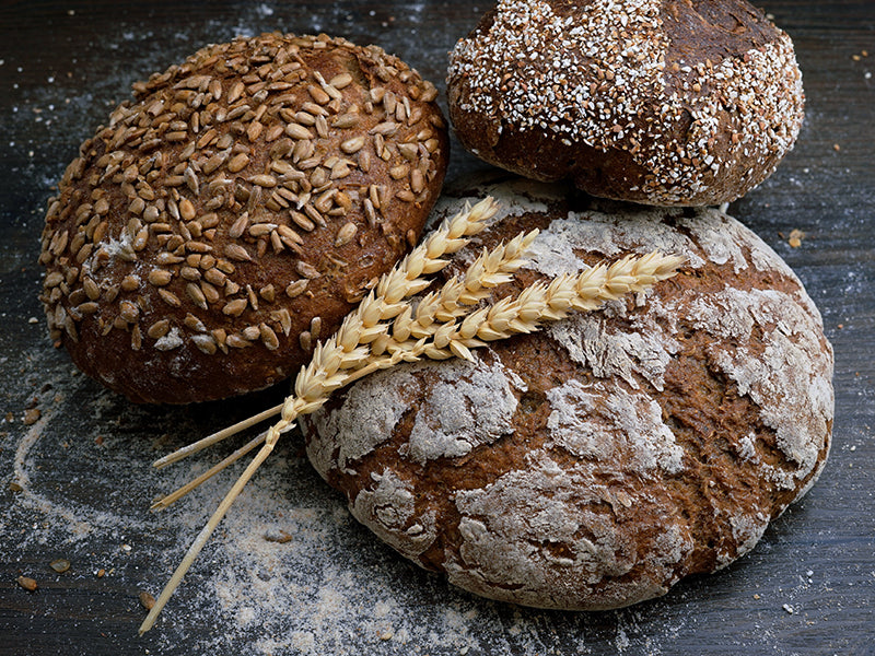 Gluten ist eine Gruppe von Proteinen, die in Getreidekörnern wie Weizen und Roggen vorkommen. 