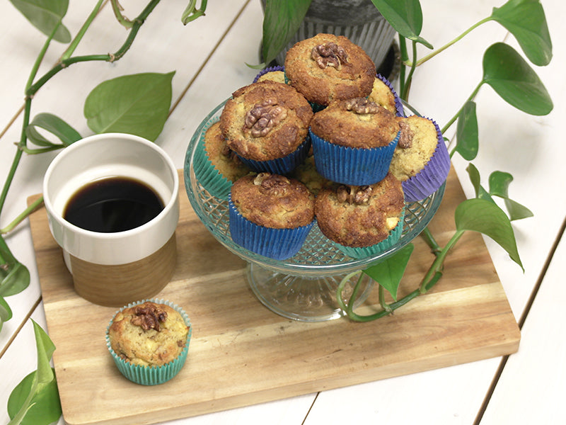 Ketogene Apfel-Walnuss-Muffins, serviert mit schwarzem Kaffee