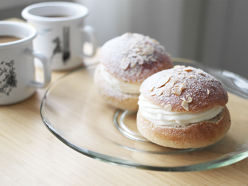 Zwei skandinavische Faschingsbrötchen und Kaffeetassen