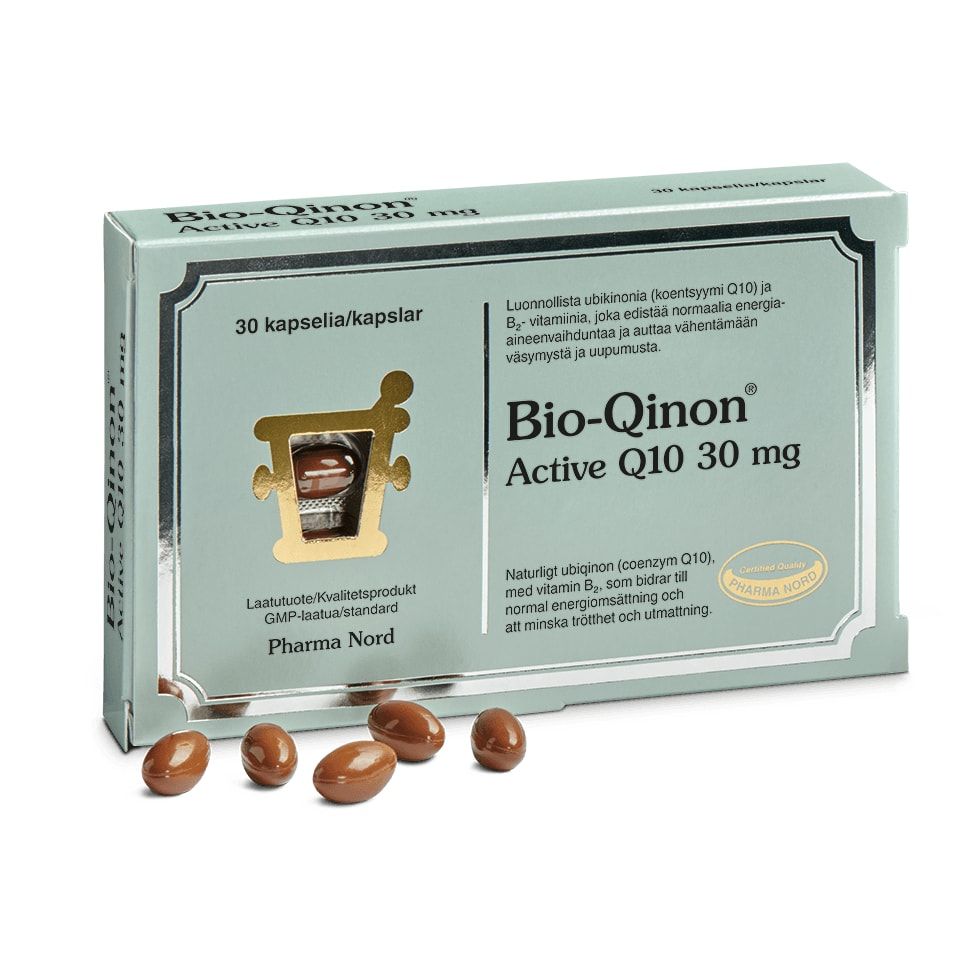 Eine Schachtel mit Pharma Nord Bio-Qinon Q10, 30 mg Kapseln mit Coenzym Q10 und Vitamin B2 ist ausgestellt. Mehrere braune Kapseln befinden sich vor der hellgrünen Verpackung mit finnischem und englischem Text.