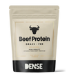 DENSE Beef Protein Unflavored wird in einem beige-schwarzen, wiederverschließbaren 500g-Beutel mit einem Stierkopf-Symbol geliefert. Dieses hydrolysierte, grasgefütterte Proteinpulver von DENSE bietet eine hochwertige, geschmacksneutrale Ernährung.