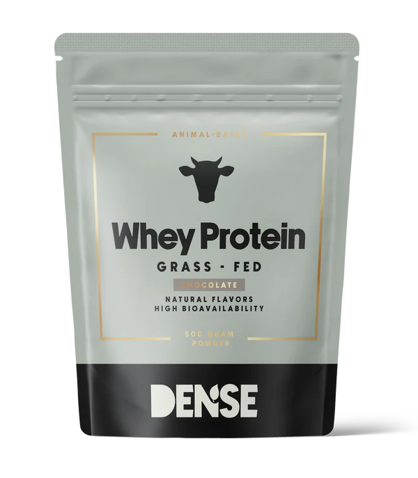 DENSE Grass-Fed Whey Protein Chocolate wird in einem silber-schwarzen Beutel mit einem Kuhsymbol geliefert. Es zeichnet sich durch natürliche Aromen und eine hohe Bioverfügbarkeit aus und bietet eine biologische, kohlenhydratarme Proteinpulveroption.