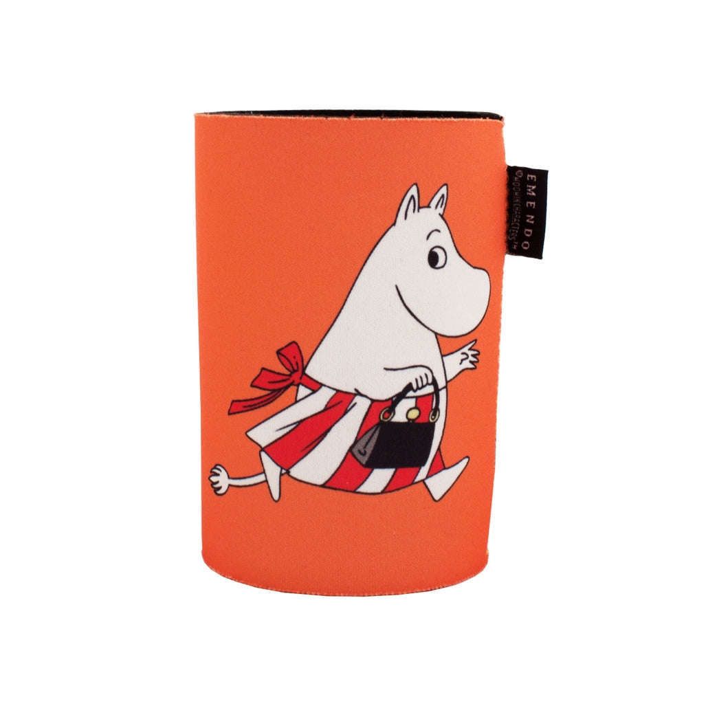 Der Emendo Moomin Cooler Mominmama ist eine orangefarbene Neopren-Hülle, die Mominmama in einer rot-weiß gestreiften Schürze mit schwarzer Handtasche zeigt, sowie einen kleinen schwarzen Anhänger auf der rechten Seite.