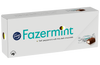 Eine Schachtel Fazer Fazermint Praline von Fazer mit dem Logo, einer ausgepackten Minzpraline und dem Text "Weiche Pfefferminzfüllung mit feiner dunkler Schokolade" auf weißem Hintergrund.