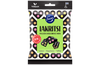 Fazer Filled Liquorice Mix von Fazer kommt in einer schwarz-weißen Verpackung mit bunten Illustrationen von Süßigkeiten, herzförmigen Bonbons in den Geschmacksrichtungen Zitrone, Himbeere und Toffee sowie veganen und finnischen Flaggensymbolen.