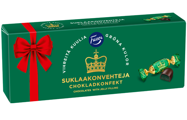Eine grün-rote Schachtel Fazer Green Jellies Praline von Fazer, mit Birnengelee gefüllte Pralinen. Die Schachtel ist mit einer roten Schleife und einer goldenen Krone verziert. Auf der rechten Seite befinden sich eine ausgepackte dunkle Schokolade und eine verpackte Praline.