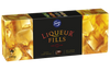 Eine rechteckige Schachtel Fazer Liqueur Fills Praline von Fazer mit finnischer Schokolade, schwarzem Etikett in der Mitte, goldenem und rotem Text, Eiswürfelbildern auf goldenem Hintergrund und einem Nettogewicht von 295 g (10,4 oz).