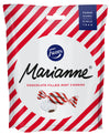 Eine Tüte Fazer Marianne von Fazer, ein glutenfreies Bonbon, gefüllt mit finnischer Pfefferminzschokolade. Die Verpackung zeigt rote und weiße Streifen, das Fazer-Logo, Bilder von Bonbons und den Text "Chocolate Filled Mint Candies".