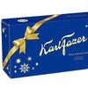 Eine festliche blaue Schachtel Fazer Milk Chocolate Praline Xmas Edition, verziert mit gelben Akzenten, Schneeflocken, einer großen Schleife und goldener Schrift; rechts die ausgepackten und eingepackten Pralinen - ein ideales finnisches Weihnachtsgeschenk von Fazer.