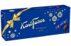 Eine festliche blaue Schachtel Fazer Milk Chocolate Praline Xmas Edition, verziert mit gelben Akzenten, Schneeflocken, einer großen Schleife und goldener Schrift; rechts die ausgepackten und eingepackten Pralinen - ein ideales finnisches Weihnachtsgeschenk von Fazer.