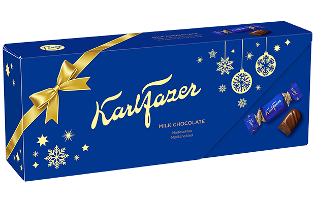 Eine festliche blaue Schachtel Fazer Milk Chocolate Praline Xmas Edition, verziert mit gelben Akzenten, Schneeflocken, einer großen Schleife und goldener Schrift; rechts die ausgepackten und eingepackten Pralinen - ein ideales finnisches Weihnachtsgeschenk von Fazer.