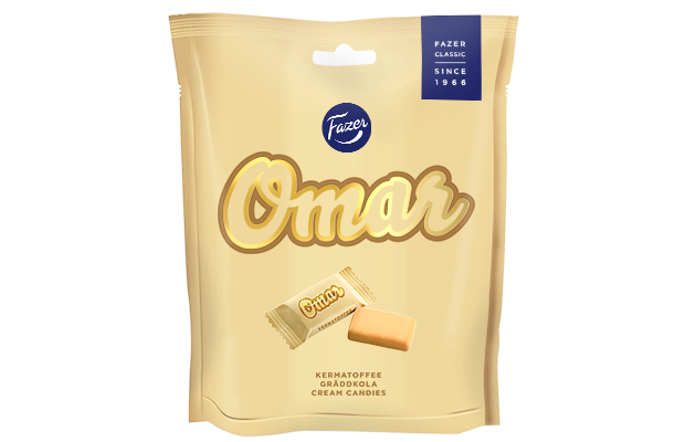 Eine beigefarbene Fazer Omar-Tüte zeigt in großen Buchstaben den Marken- und Produktnamen und darunter Bilder von finnischem Karamell: ein Karamell unverpackt und ein anderes verpackt.
