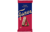 Fazer Thins Milchschokolade mit Preiselbeeren und Haferflocken hat eine blau-rote, diagonale Verpackung mit goldener Schrift, auf der gestapelte Schokoladenstücke, Preiselbeeren und Hafer zu sehen sind - ein echter finnischer Schokoladengenuss. Mindestens haltbar bis 12.11.2025.