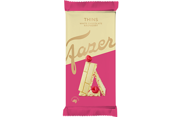 Fazer Thins White Chocolate with Raspberry (Fazer) kommt in einer cremefarbenen und rosafarbenen Verpackung daher und zeigt zwei dünne Stücke weißer Schokolade mit Himbeerstückchen - ein köstlicher Genuss. Mindestens haltbar bis 11.11.2025.