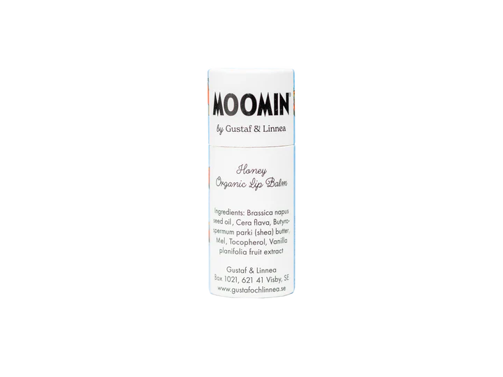 Eine weiße zylindrische Tube mit der Aufschrift Gustaf & Linnea Moomin Lipbalm Mominmama enthält umweltfreundlichen Lippenbalsam, darunter sind eine Liste der Inhaltsstoffe und die Kontaktdaten aufgedruckt. Die Tube ist vor einem schlichten weißen Hintergrund abgebildet.