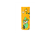 Bewahren Sie Ihren Gustaf & Linnea Mumin-Lippenbalsam Snufkin in diesem leuchtend orangefarbenen Zylinder mit weißen und gelben Blumen und Snufkin, der geliebten Figur mit grünem Hut und Mantel, auf, die eine Blume hält. Perfekt für die umweltfreundliche Aufbewahrung von Lippenpflegestiften!