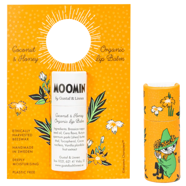 Der Gustaf & Linnea Mumin Lippenbalsam Snufkin hat eine orangefarbene, blumenverzierte Verpackung und eine Tube mit Snufkin und "Kokosnuss & Honig Bio-Lippenbalsam - hergestellt in Schweden, feuchtigkeitsspendend, plastikfrei, umweltfreundlich".