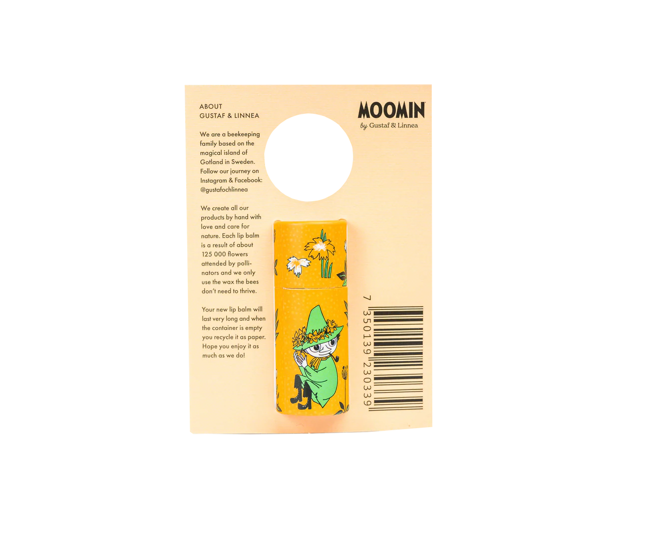 Der Gustaf & Linnea Moomin Lipbalm Snufkin besteht aus einer gelben Tube mit Snufkin auf einer beigefarbenen, umweltfreundlichen Verpackung, die Produktdetails, den Strichcode und eine kreisförmige Aussparung am oberen Rand enthält.