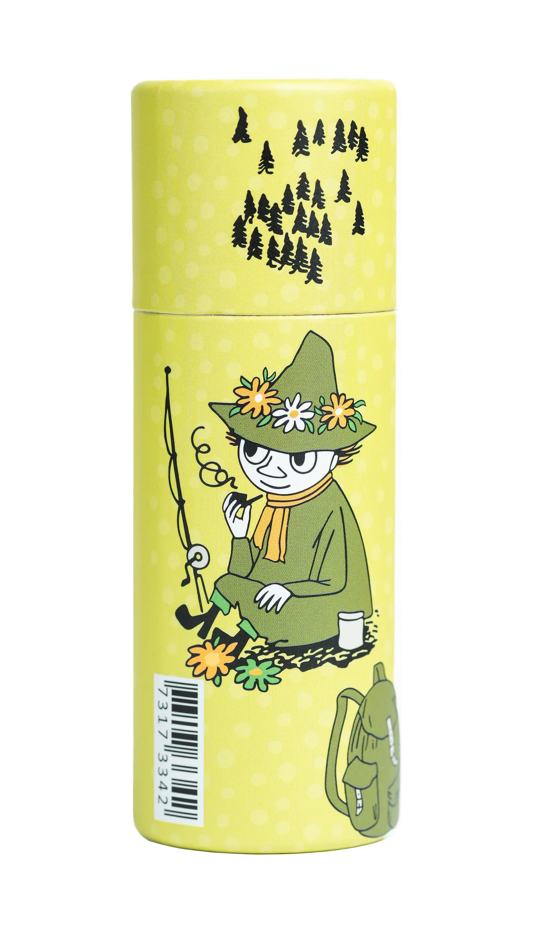 Gustaf & Linnea Snufkins Solid Foot Lotion kommt in einer gelben Flasche mit umweltfreundlicher Verpackung, die eine Figur in Grün zeigt, die zwischen Blumen und Bäumen fischt und einen grünen Rucksack trägt - perfekt, um trockene Fersen zu beruhigen.