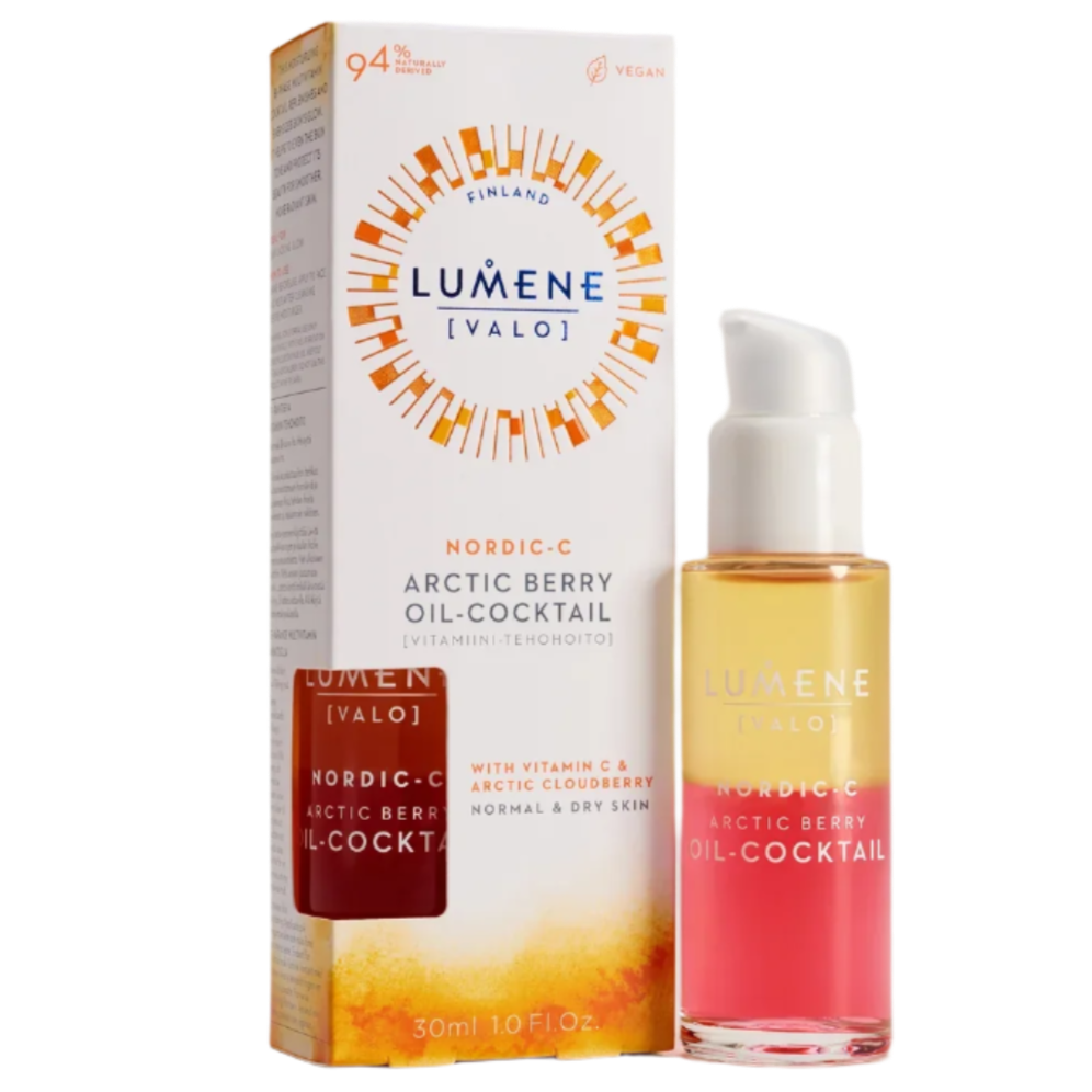 Eine Flasche Lumene Nordic-C Arctic Berry Oil-Cocktail mit einer zweifarbigen rosa und gelben Flüssigkeit und einer weißen Pumpe steht neben der mit Sonnenstrahlen verzierten Schachtel. Angereichert mit arktischer Moltebeere, fördert es die Ausstrahlung der Haut.