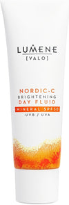 Eine weiße Tube Lumene Nordic-C Brightening Day Fluid Mineral SPF30 mit orangefarbenen und gelben Akzenten im unteren Bereich und fetter orangefarbener Schrift auf der Vorderseite.