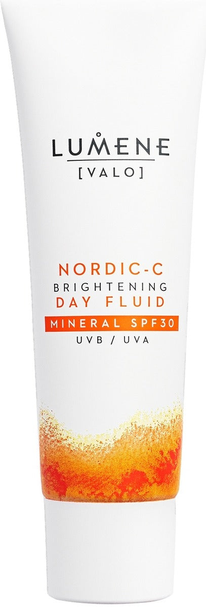 Eine weiße Tube Lumene Nordic-C Brightening Day Fluid Mineral SPF30 mit orangefarbenen und gelben Akzenten im unteren Bereich und fetter orangefarbener Schrift auf der Vorderseite.