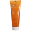 Eine orangefarbene Tube Lumene Nordic-C Clear Glow Cleansing Gel Scrub mit weißer Schrift, die arktische Moltebeere und Vitamin C enthält, steht aufrecht vor einem schlichten weißen Hintergrund.