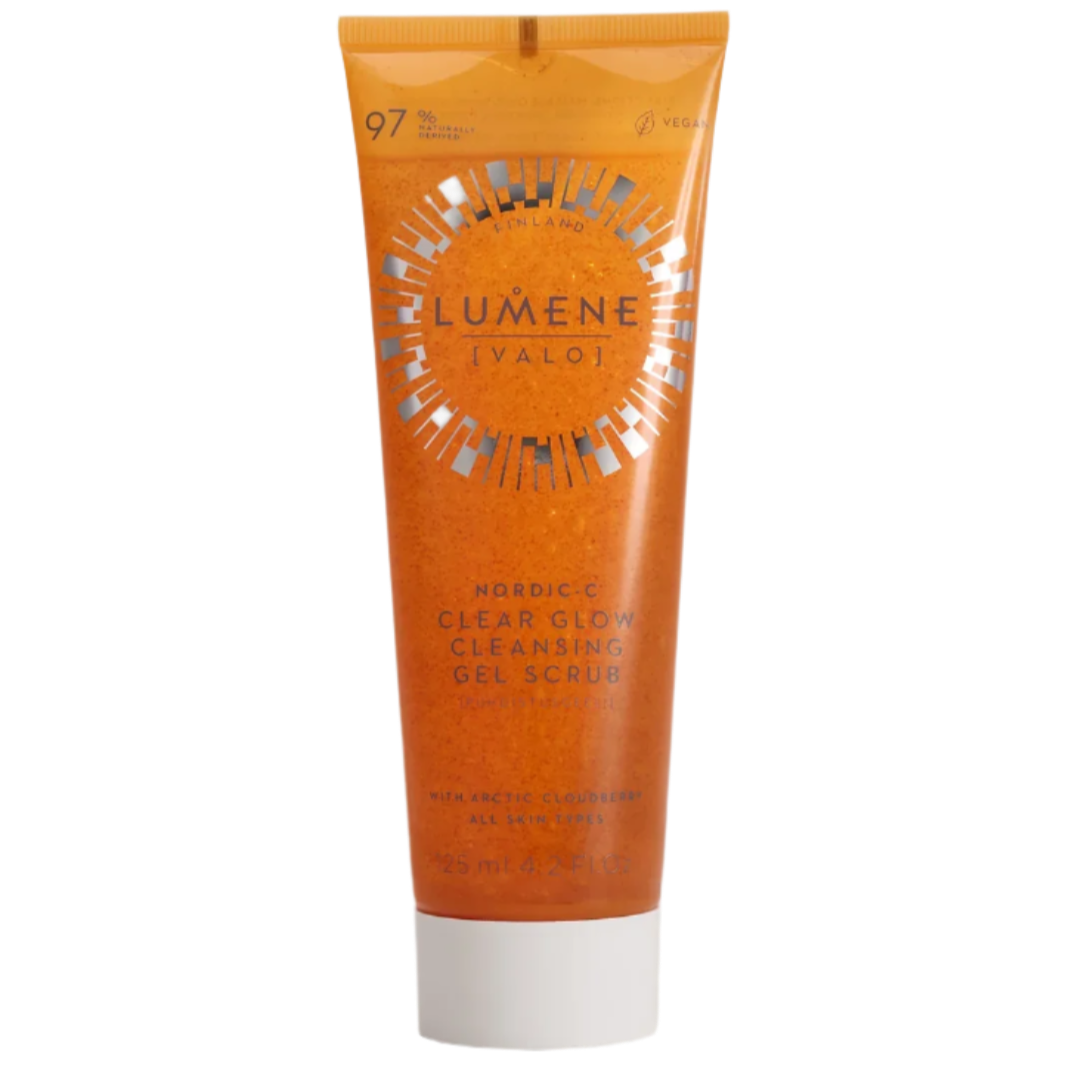 Eine orangefarbene Tube Lumene Nordic-C Clear Glow Cleansing Gel Scrub mit weißer Schrift, die arktische Moltebeere und Vitamin C enthält, steht aufrecht vor einem schlichten weißen Hintergrund.