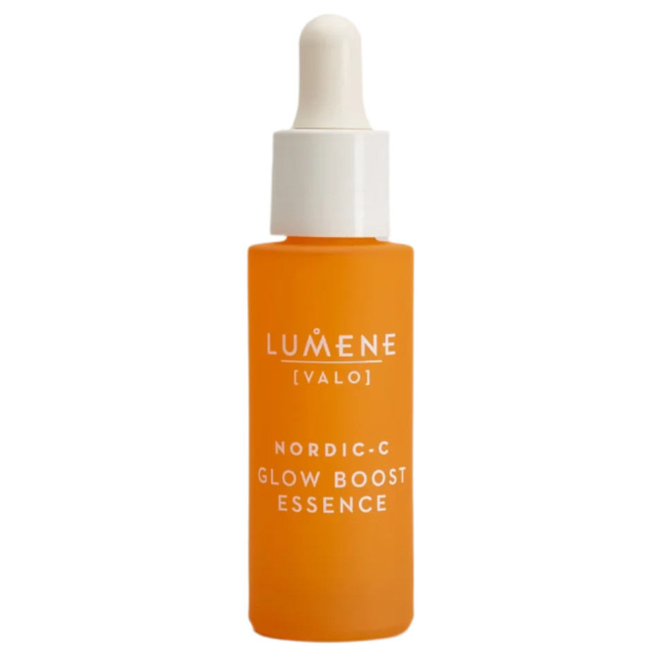 Eine orangefarbene Flasche des Lumene Nordic-C Glow Boost Essence Vitamin-C-Serums von Lumene mit weißem Tropfverschluss und weißem Text, formuliert mit arktischer Moltebeere und Hyaluronsäure. Es wird vor einem schlichten weißen Hintergrund angezeigt.