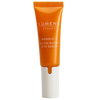 Eine aufrechte orangefarbene Tube des Lumene Nordic-C Glow Boost Eye Serum mit weißem Spender, das gegen Augenringe entwickelt wurde, ist vor einem unifarbenen Hintergrund abgebildet.