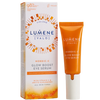 Ein Lumene Nordic-C Glow Boost Eye Serum in einer orangefarbenen Tube steht neben der weiß-orangefarbenen Schachtel. Es ist vegan und enthält Vitamin C und arktische Moltebeeren, um dunkle Augenringe bei allen Hauttypen aufzuhellen.